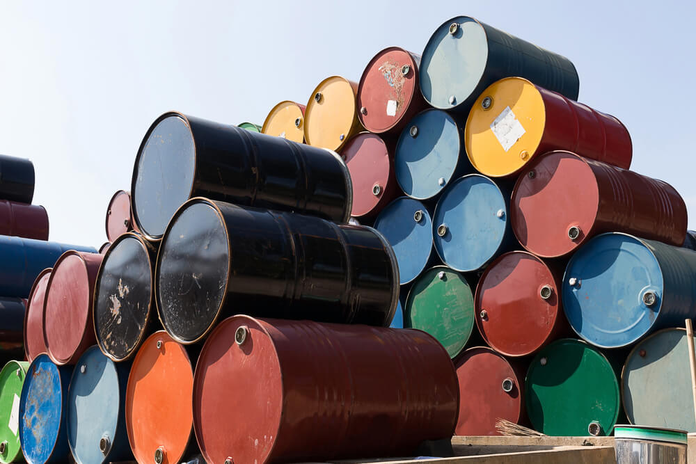 Wibest Broker — Oil Inventory Report: The picture displays a group of oil barrel.