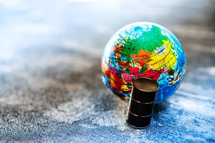 WibestBroker: Oil inventory report – miniature oil barrel on miniature globe.