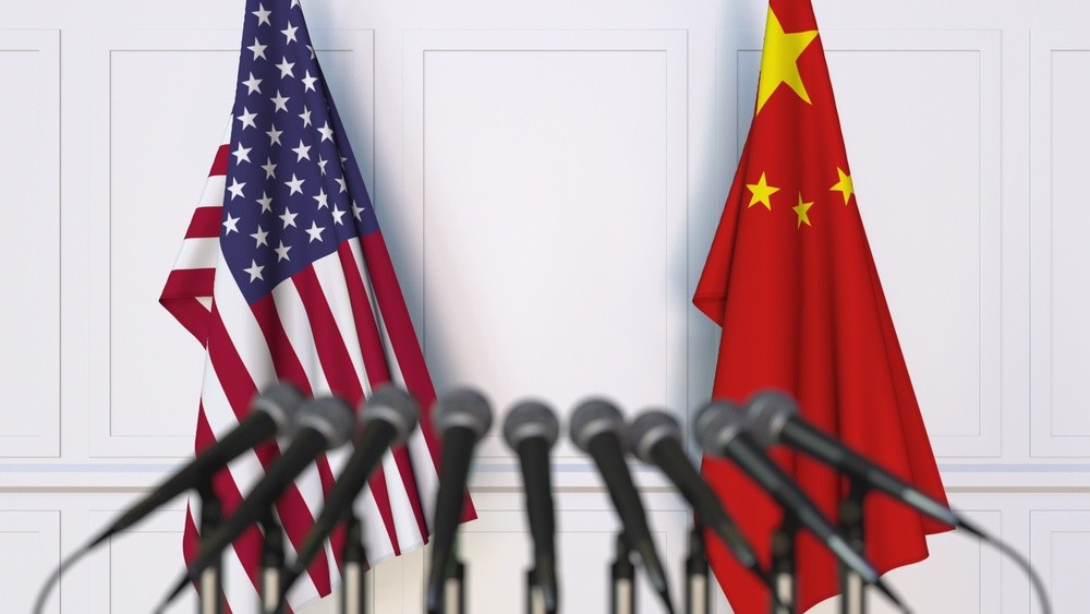 Wibest – Chinese: The American and Chinese flag in front of a podium