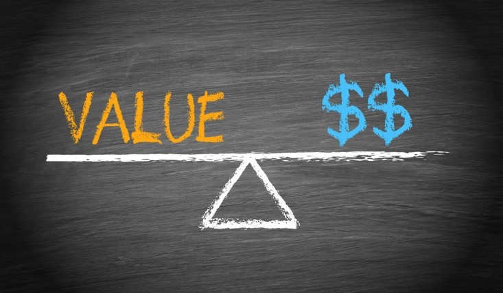 value investing - value and dollar sign on a weighing scale – Wibest Broker