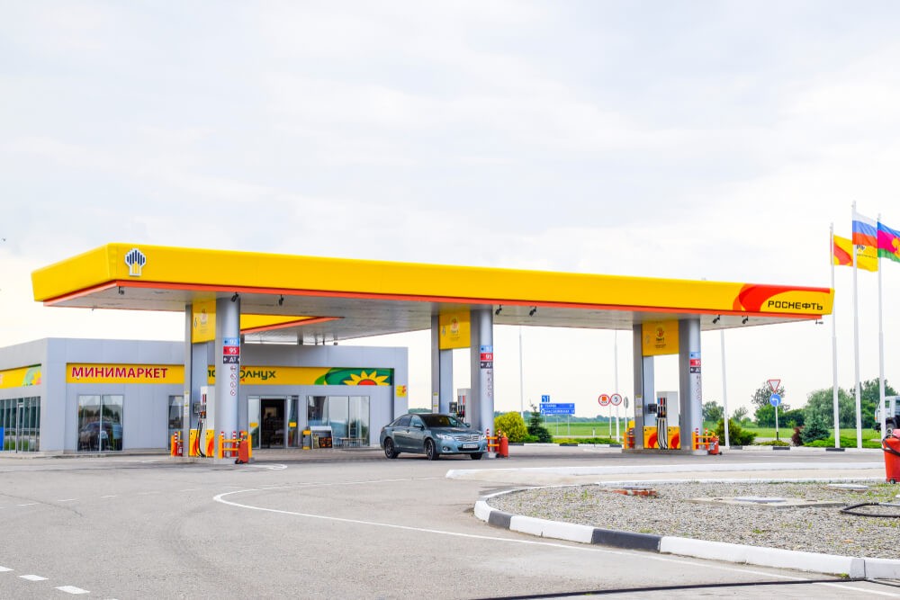 Rosneft: Rosneft gas station on the suburban highway