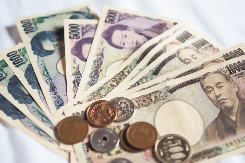 Wibest – Yen Exchange Rate: Japanese yen bills and coins.