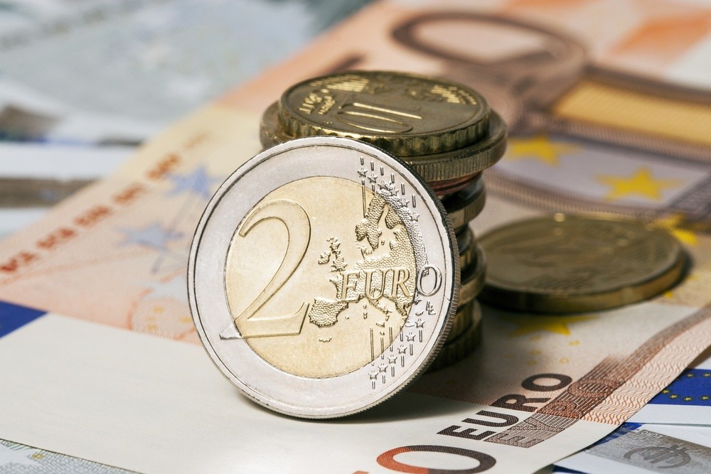 Wibest – EURGBP: Euro coins and bill.