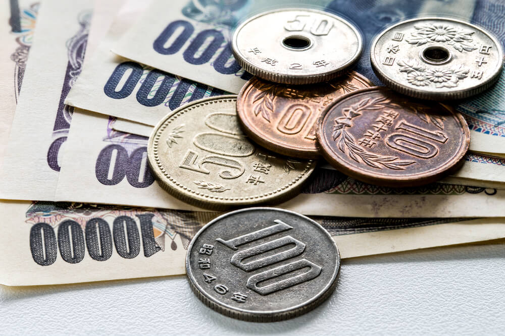 Wibest – Yen Exchange Rate: A close up of Japanese yen coins and bills