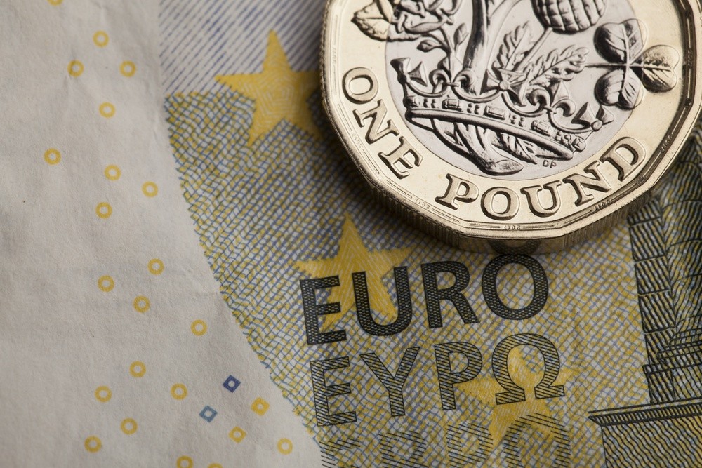 Wibest – EURGBP: British pound coin over a euro bill.