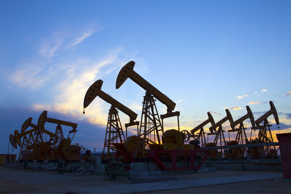 Wibest – Oil market: Oil pump-jacks over the sunset.
