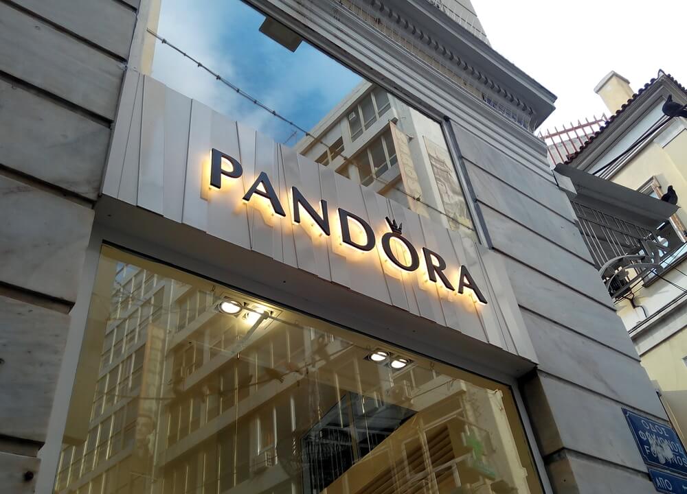 Pandora Sale: Logo of a Pandora store