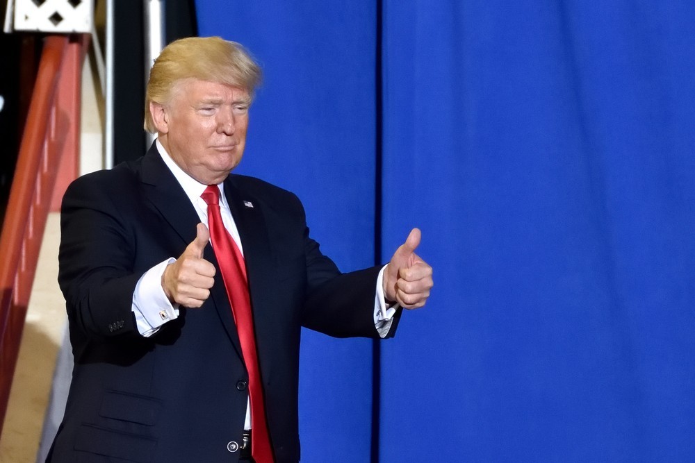 Wibest – Oil Petroleum: US President Donald Trump raising two thumbs up.