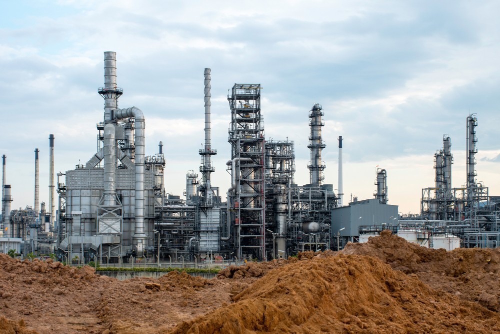Wibest – Oil and petroleum: An oil refinery plant. 