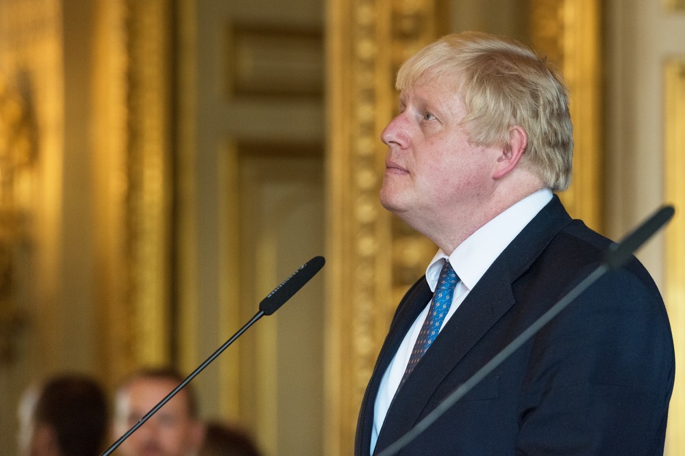Wibest – Pound Exchange: British Prime Minister Boris Johnson standing in front of a podium.