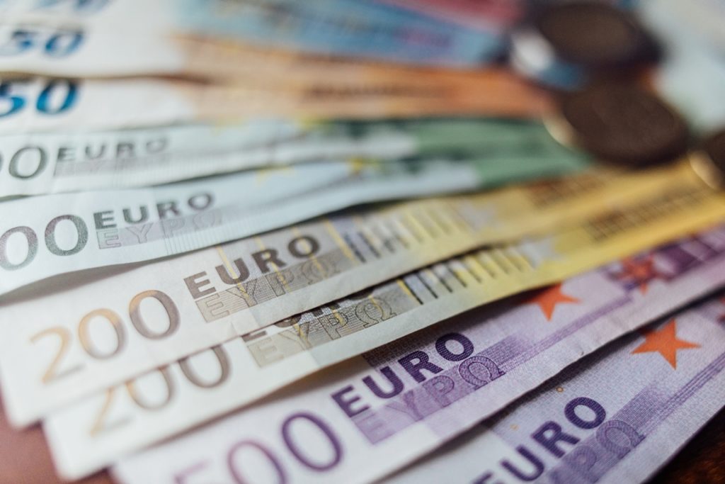 Euro slightly recovered while Sterling hit high on Thursday