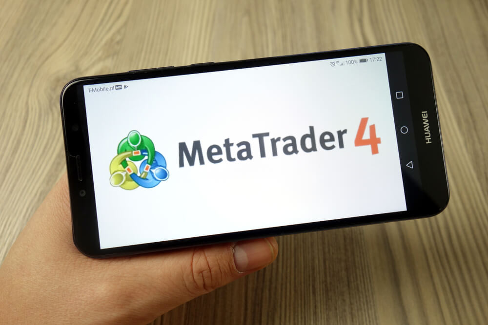 Skilling - : MetaTrader 4 logo displayed on a mobile phone.