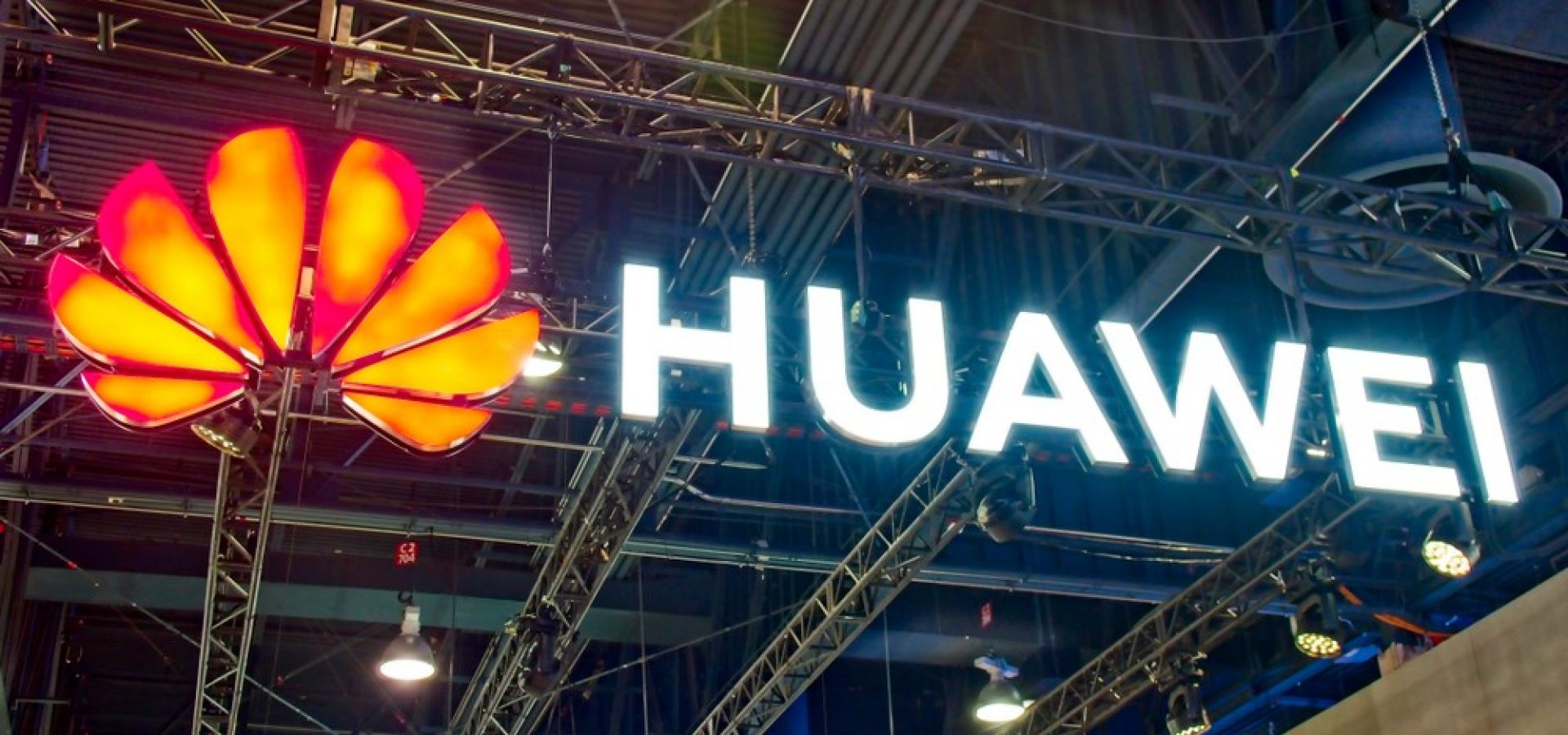 Huawei gains more against Samsung & Apple's market as price difference matters - Wibest Broker