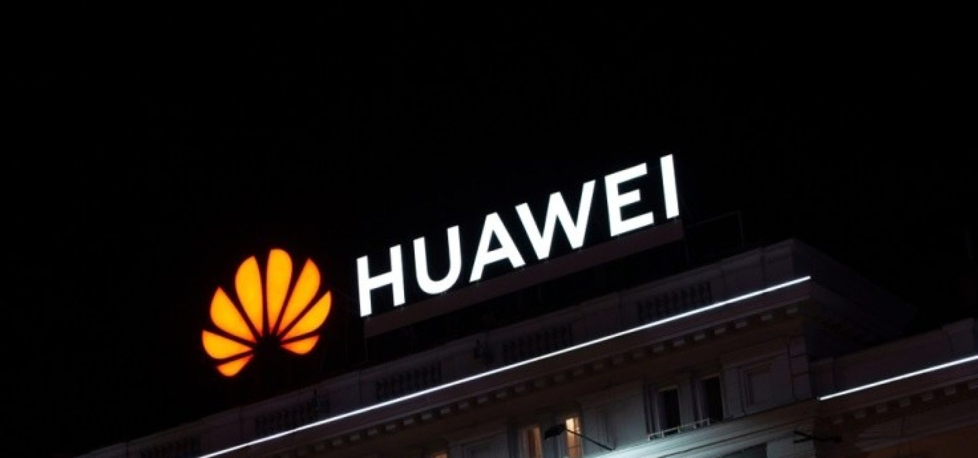 Wibest – Huawei logo and name on dark background.