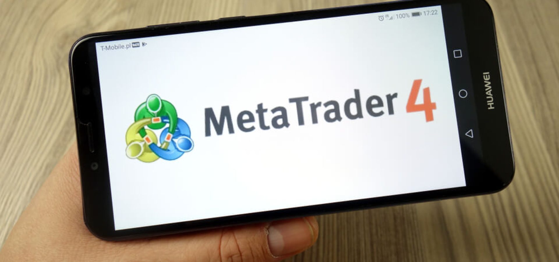 Skilling - : MetaTrader 4 logo displayed on a mobile phone.