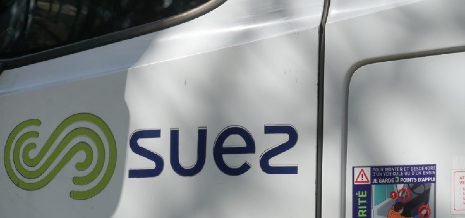 Suez emblem on a vehicle – wibestbroker