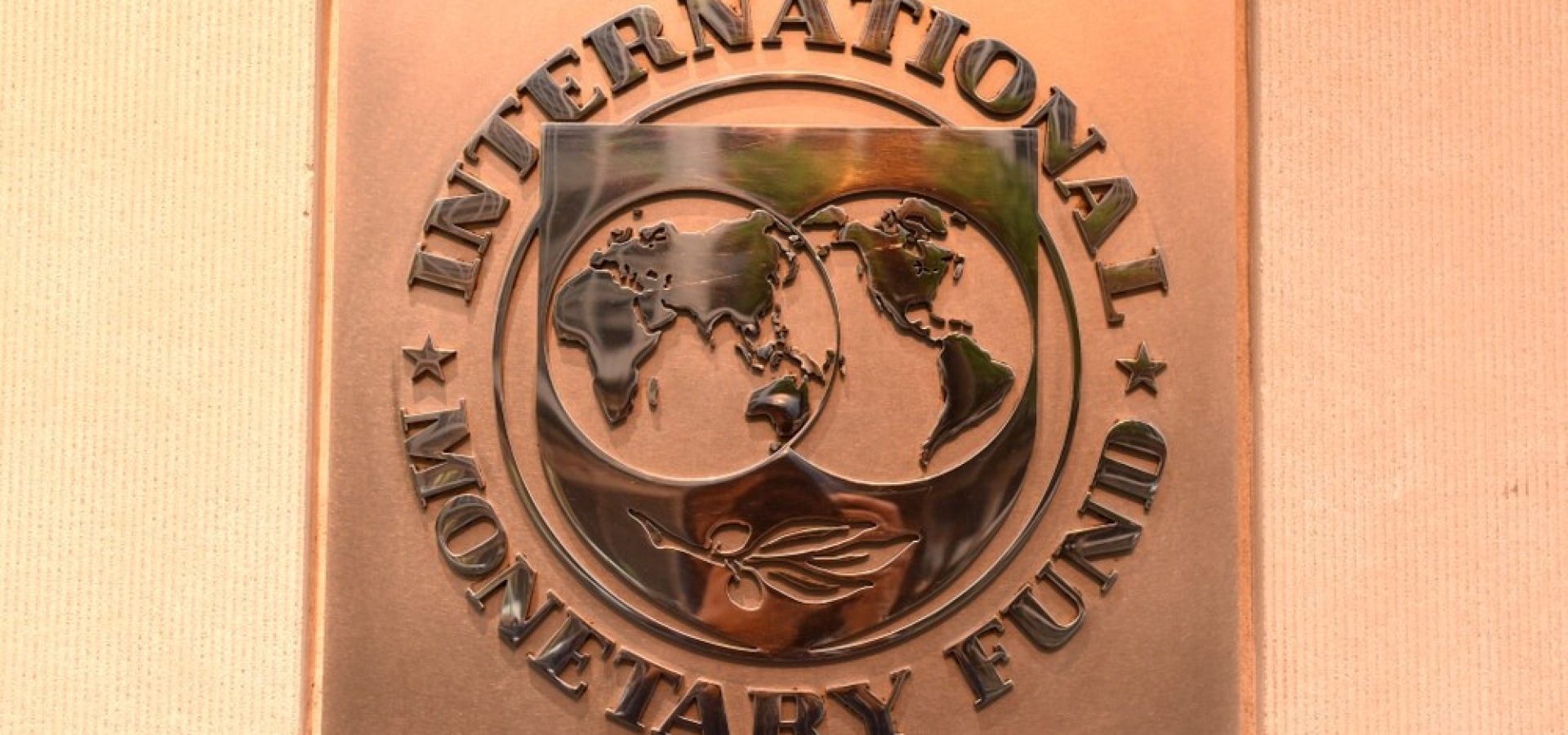 Wibest – IMF: Emblem of the International Monetary Fund in their headquarters in Washington.