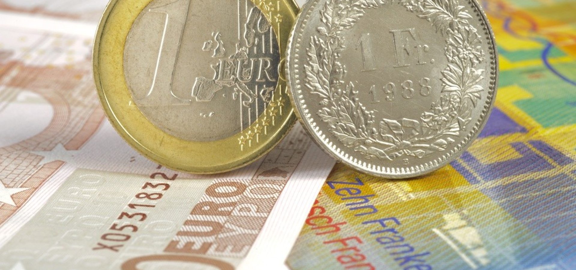 Wibest – Franc: Euro and Swiss franc (chf) coins and bills.