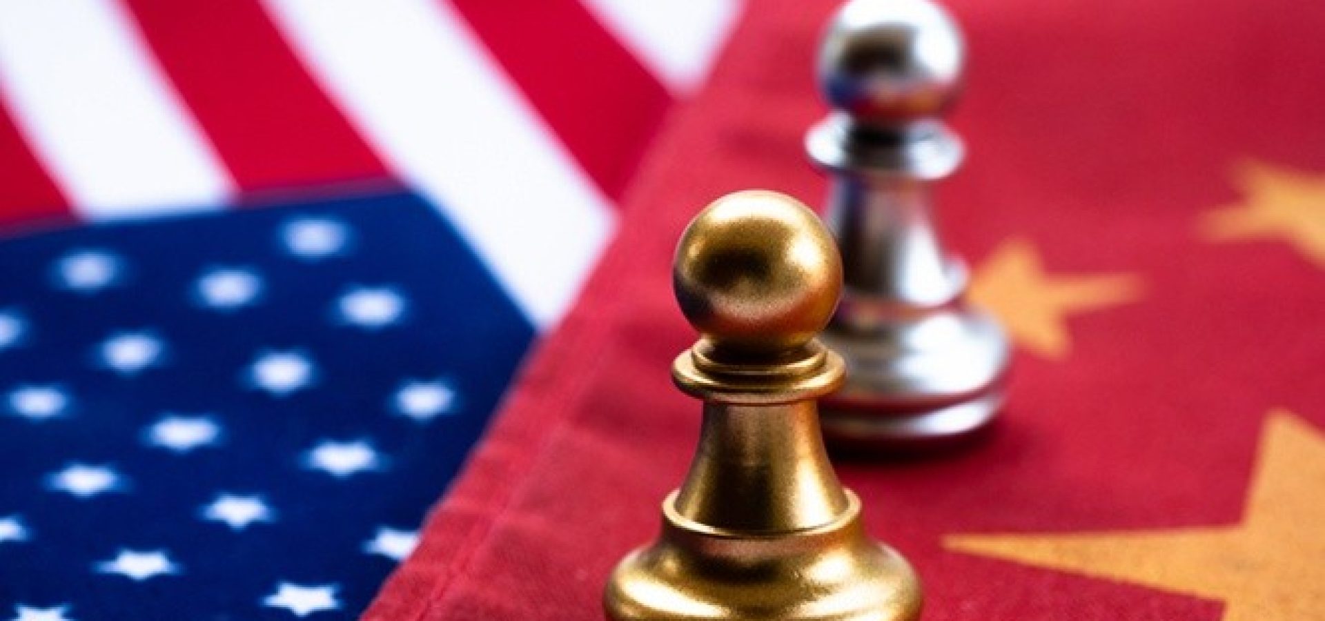 Wibest – United States: Two chess pieces over the American and Chinese flags