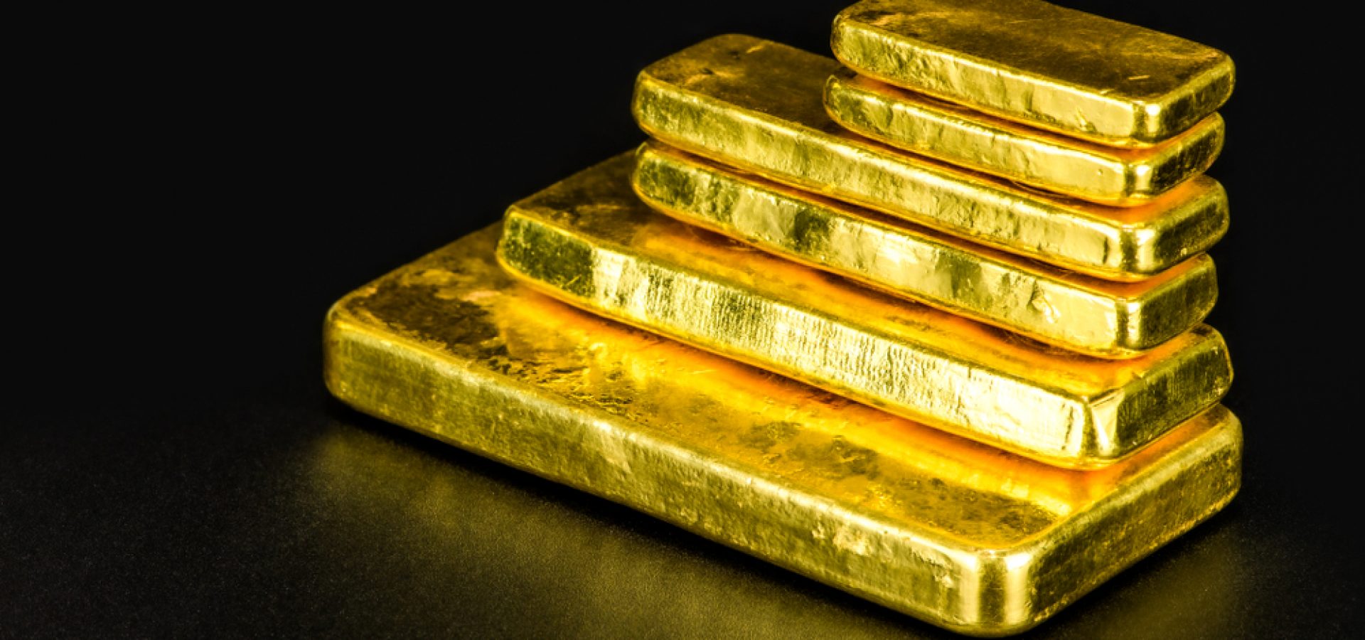 Wibest – Spot gold prices: Gold bars stacked up.