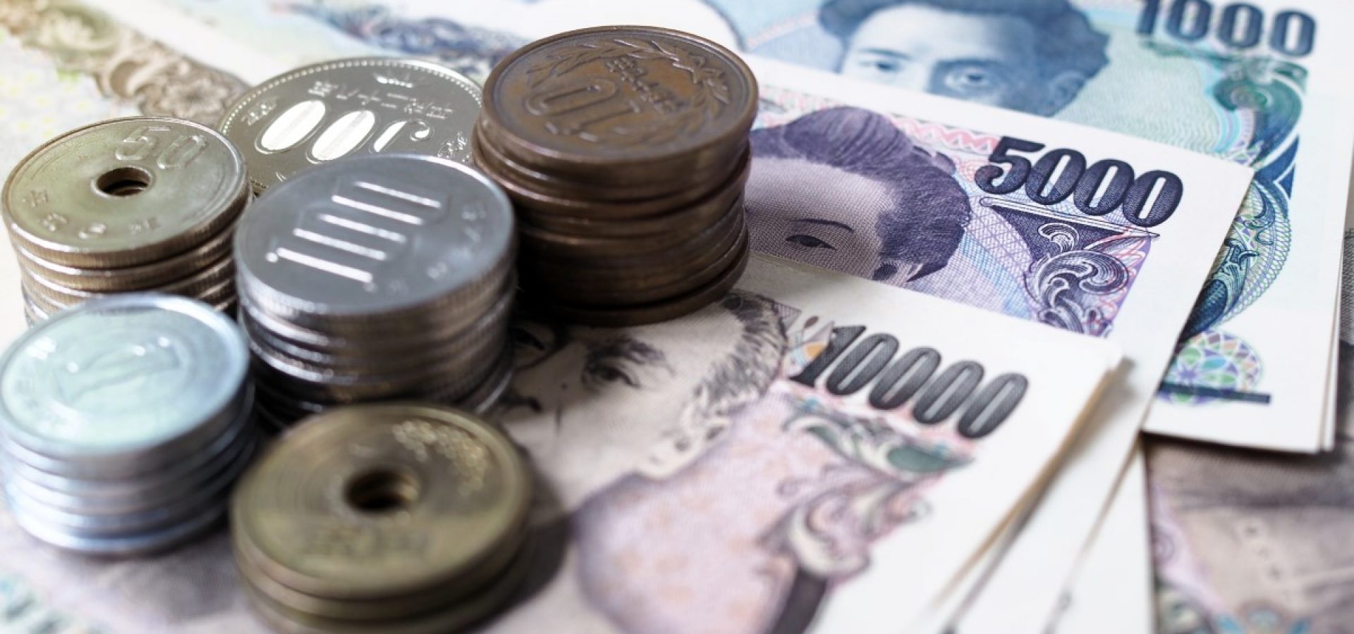 Japanese Yen hit three-days high. U.S. Dollar remains low