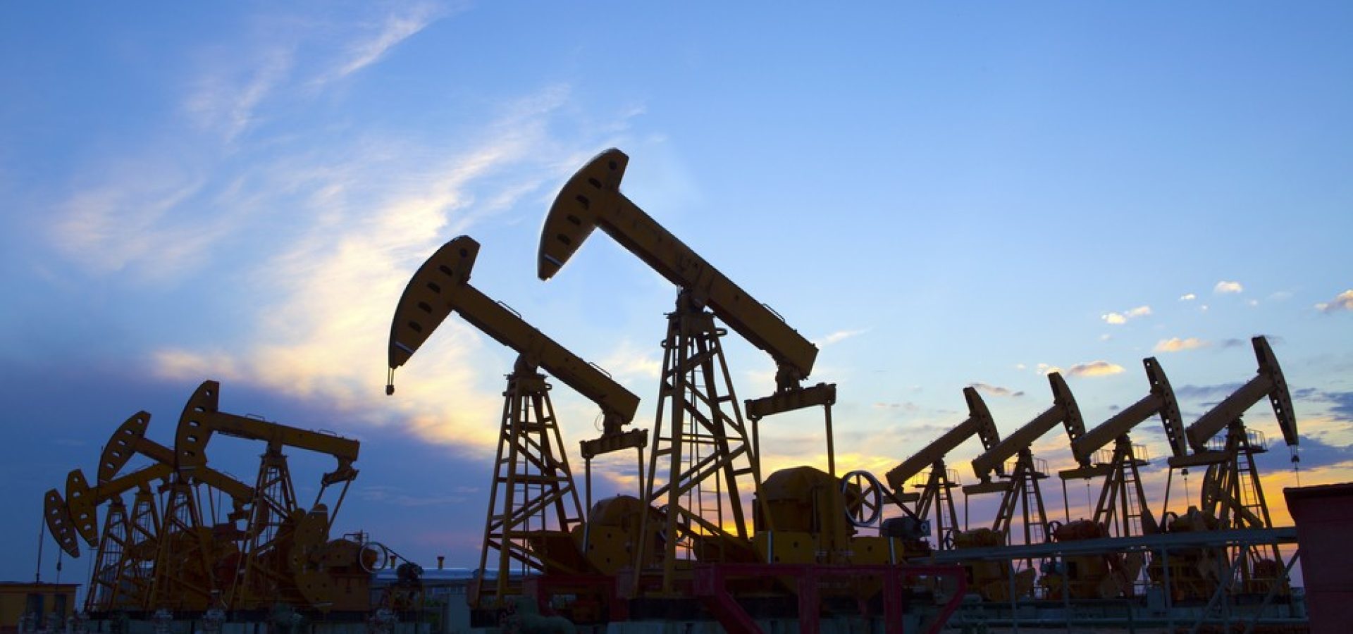 Wibest – Oil market: Oil pump-jacks over the sunset.