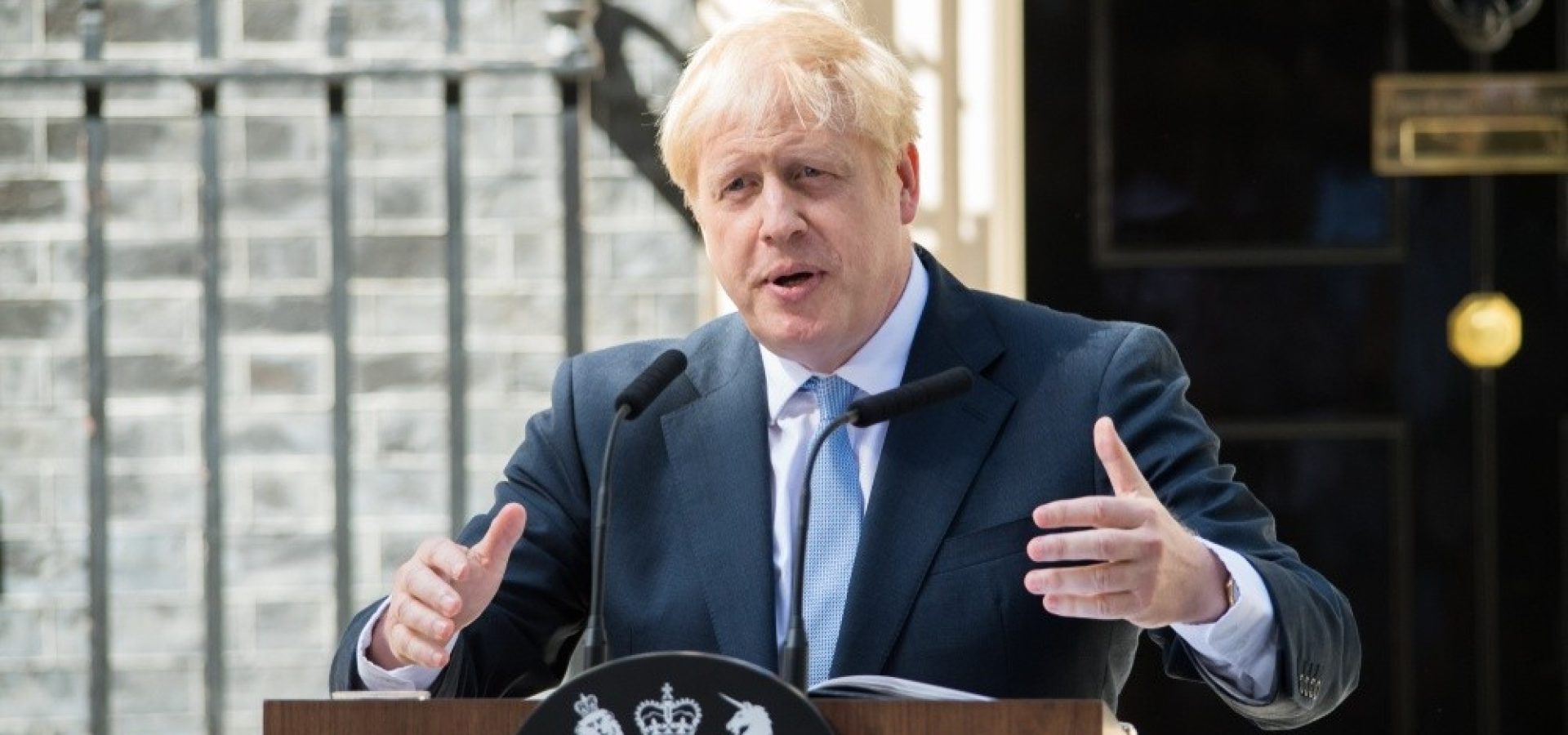 ibest – Parliament: Boris Johnson speaking in front of a podium.