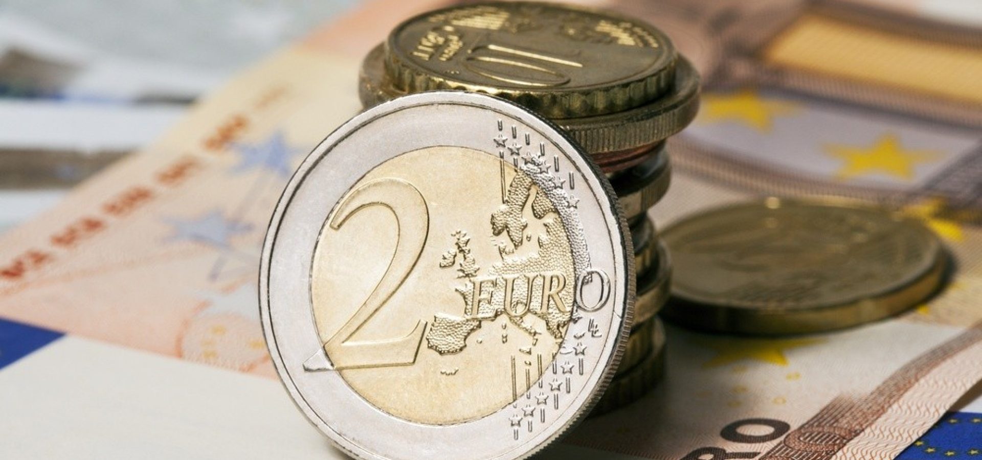 Wibest – EURGBP: Euro coins and bill.