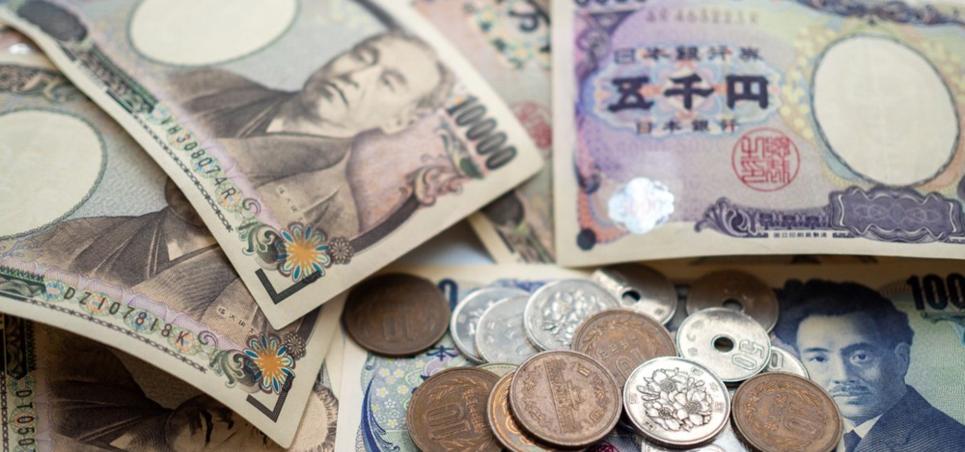 Wibest – Yen exchange rate: Japanese yen bills and coins.