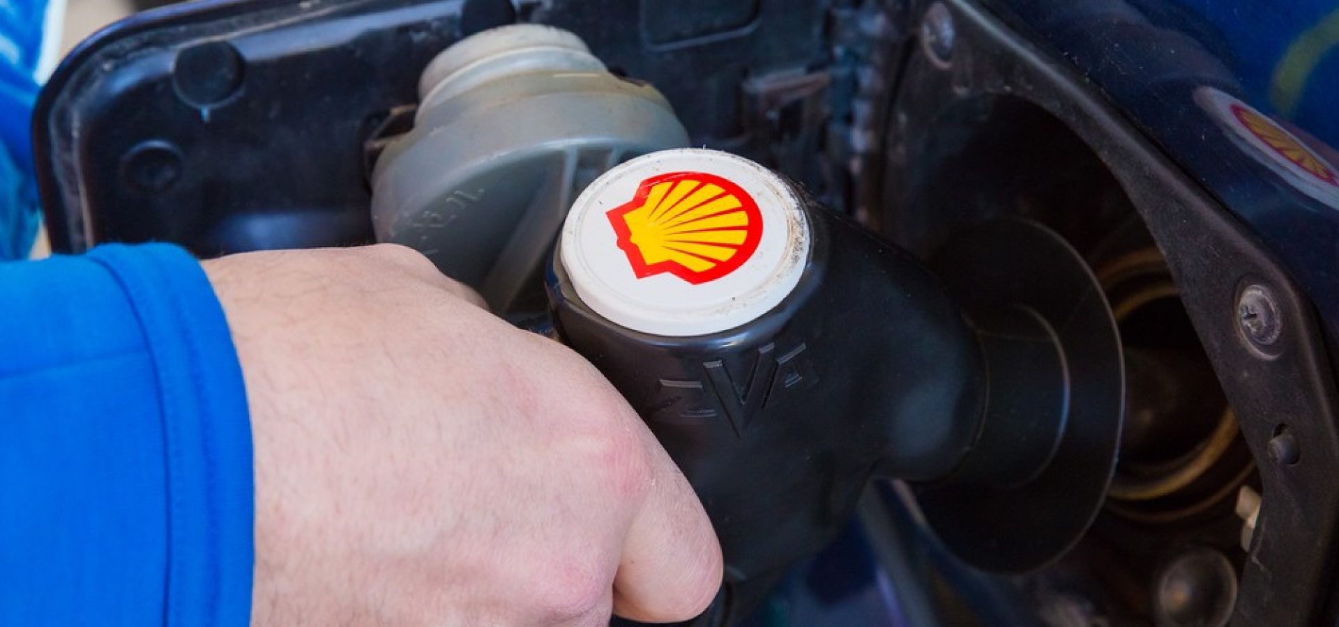Wibest – Shell Oil Company: A car refueling in Shell.