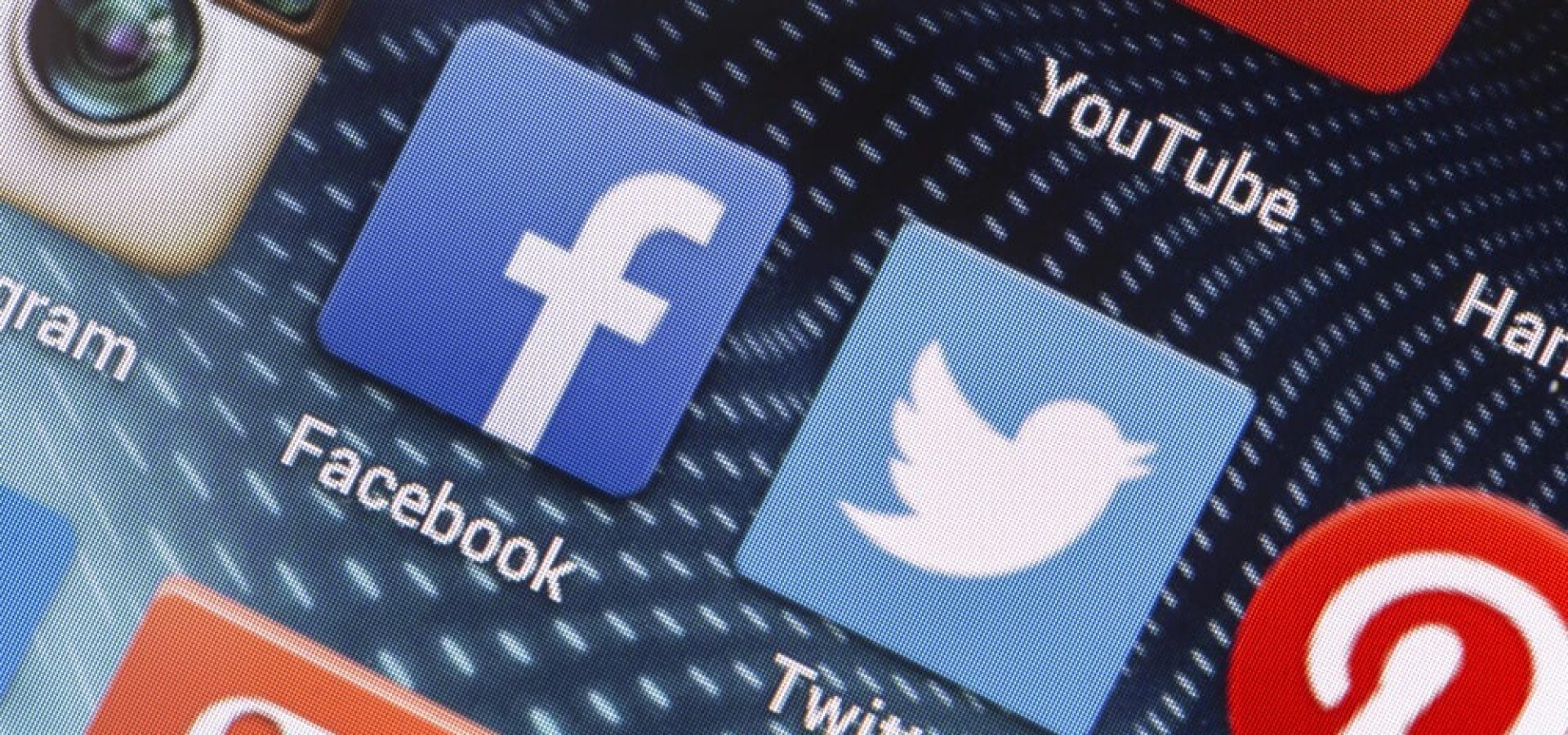 Twitter: Facebook, Twitter and other on smart phone screen close up.