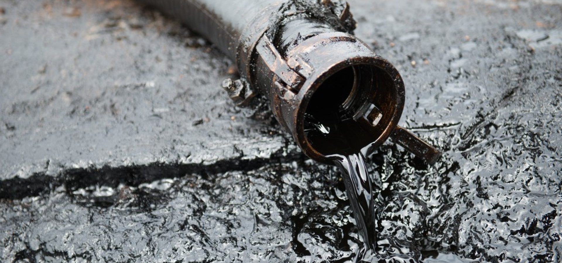 Wibest – Shale: Crude oil coming out from a pipe.