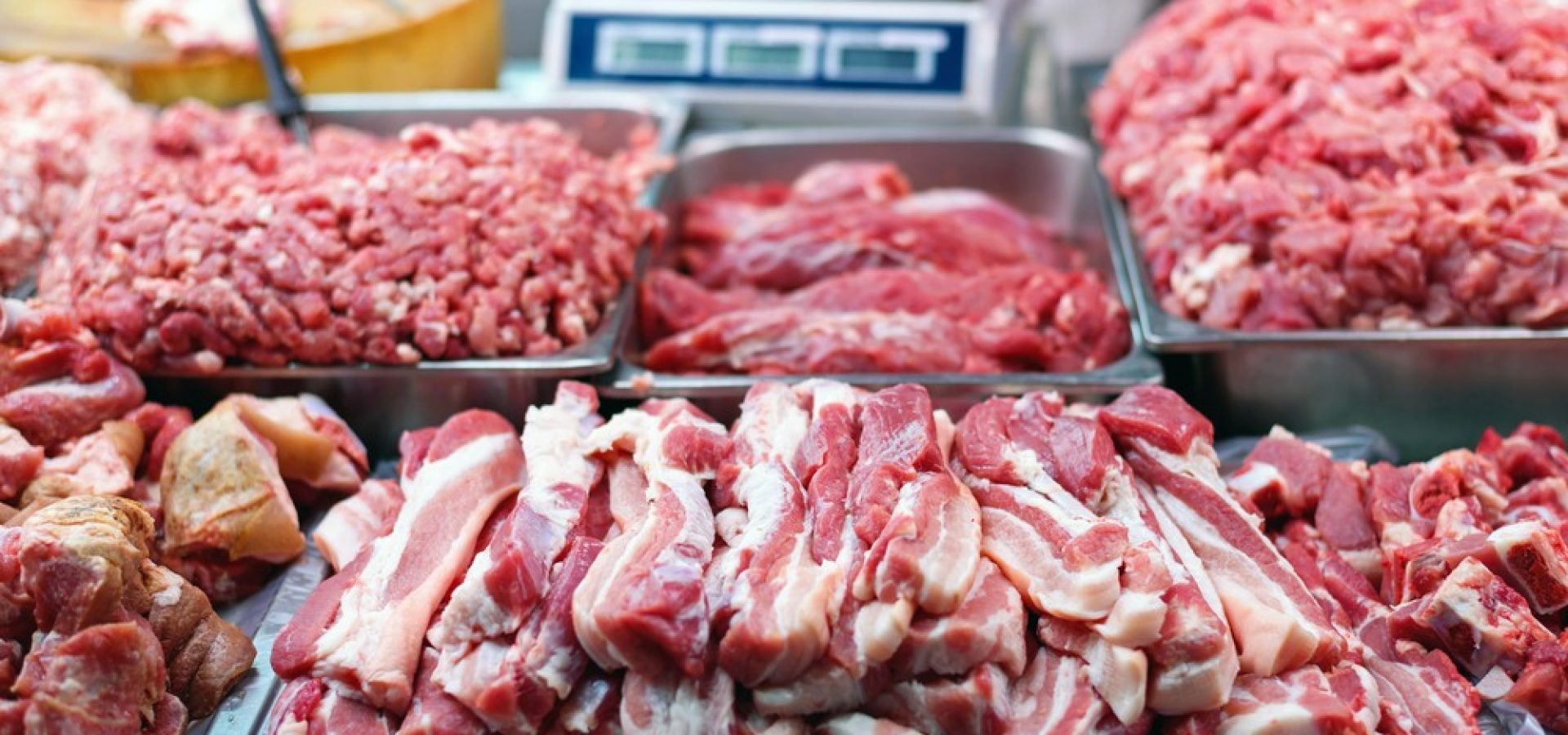 Wibest – Pig: Pork meat presented in a market stall.