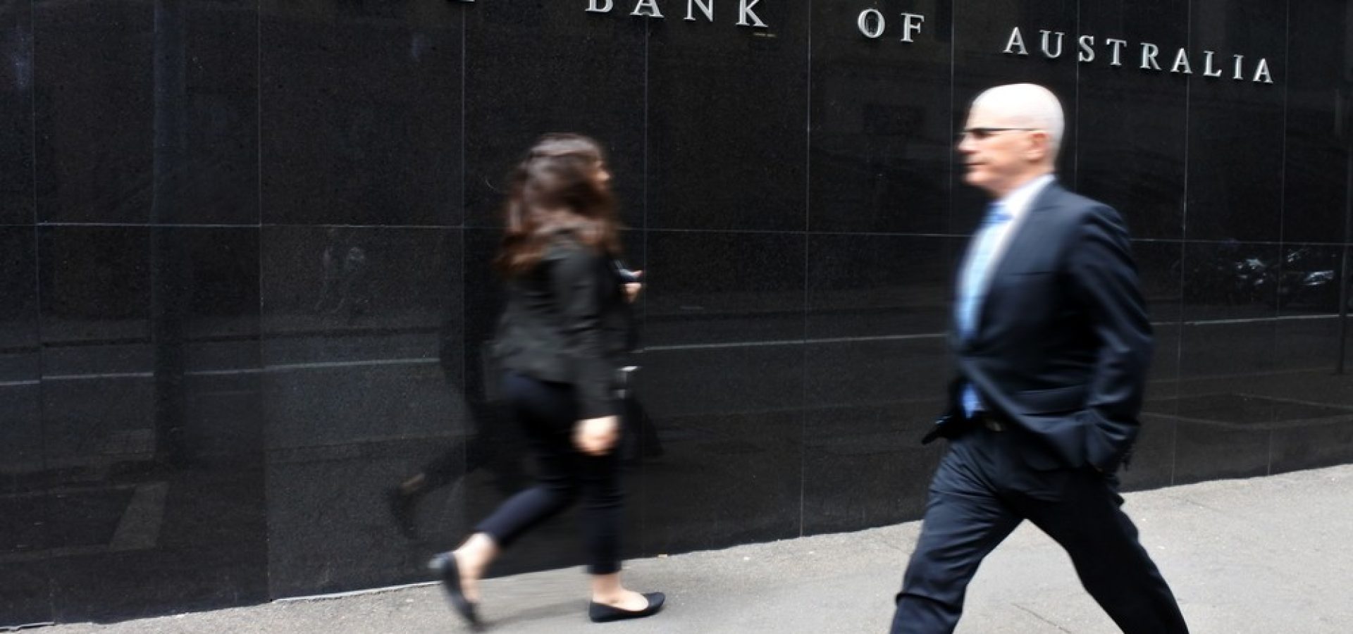 Wibest – Reserve Bank of Australia: People walking in front of the RBA’s main building.