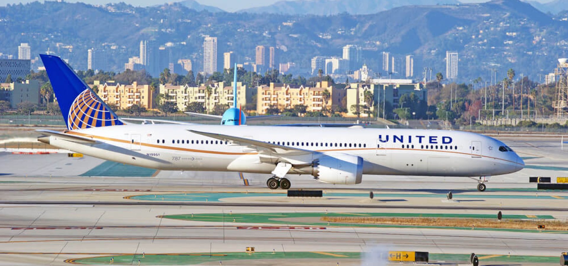 United Airlines Boeing 787-9 Dreamliner taxiing along the runway.