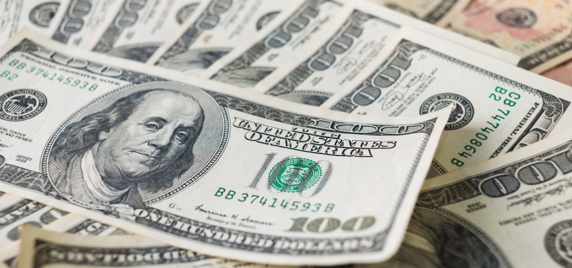 Wibest – The Greenback: US dollar bills.